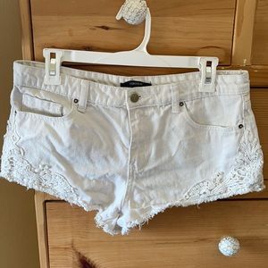 Forever 21 White Jean Shorts w Embroidery